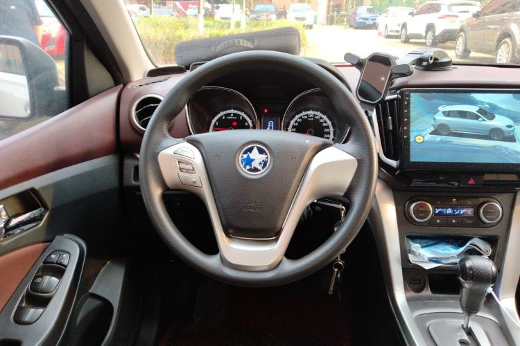 Used Venucia T70X 2015 2.0L CVT SmartFun Sport Edition Steering Wheel