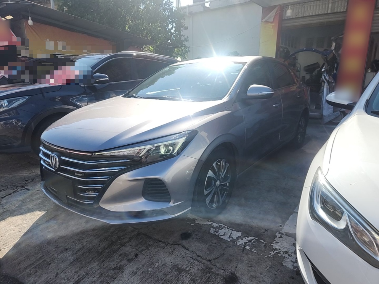 Под передней частью автомобиля