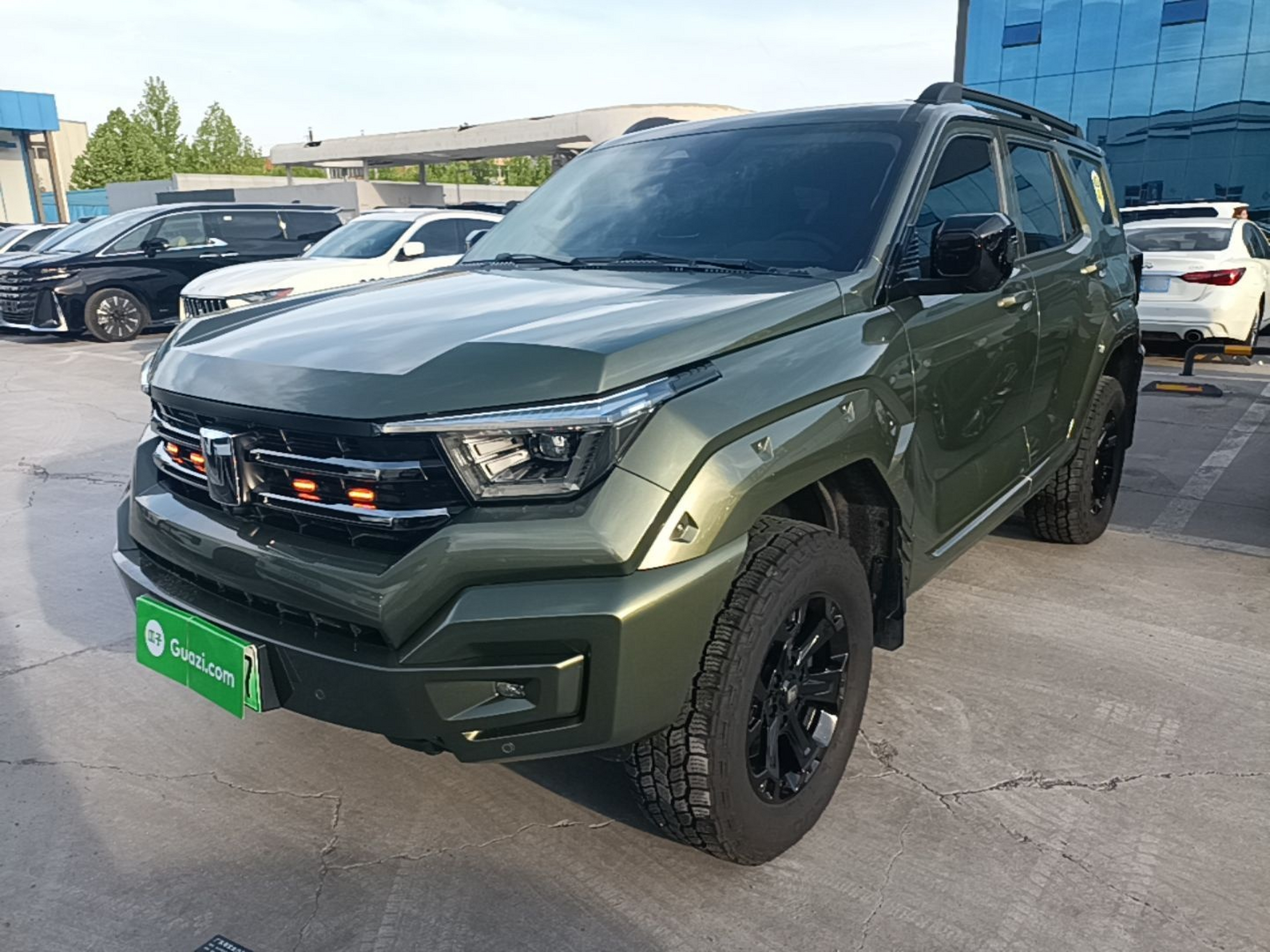 Под передней частью автомобиля