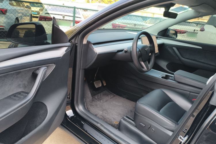 Used Tesla Model Y 2023 Long-Range All-Wheel-Drive Version