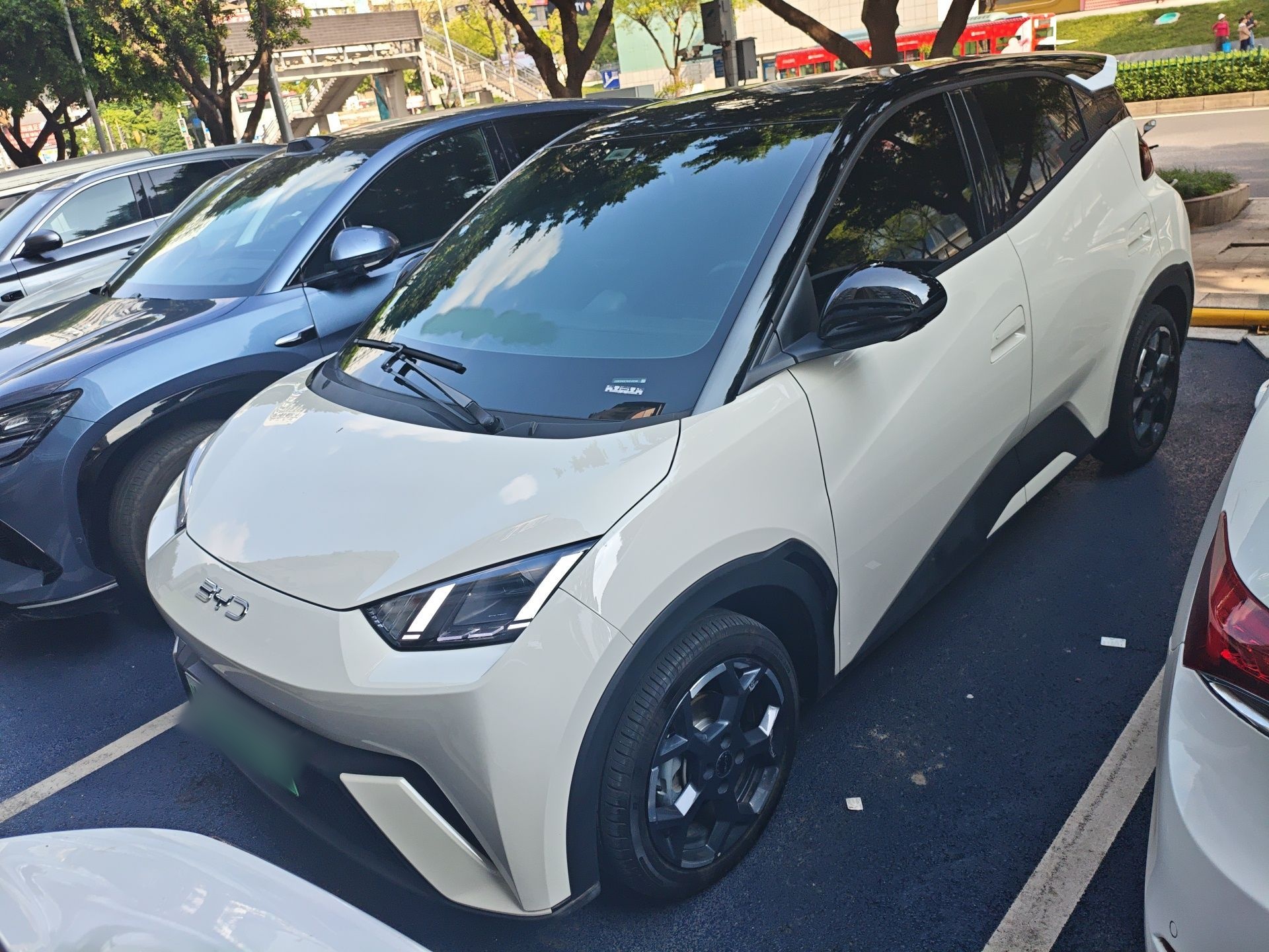 Под передней частью автомобиля