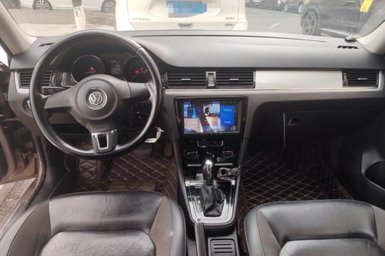 Used Volkswagen Bora 2014 1.6L Automatic Fashion Model Center Console