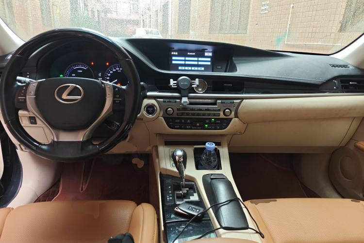 Used Lexus ES 2013 300h Elite Edition