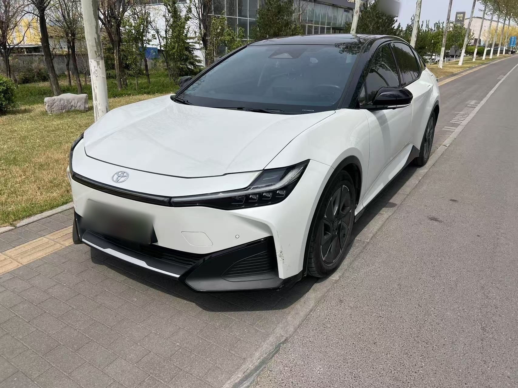 تحت مقدمة السيارة