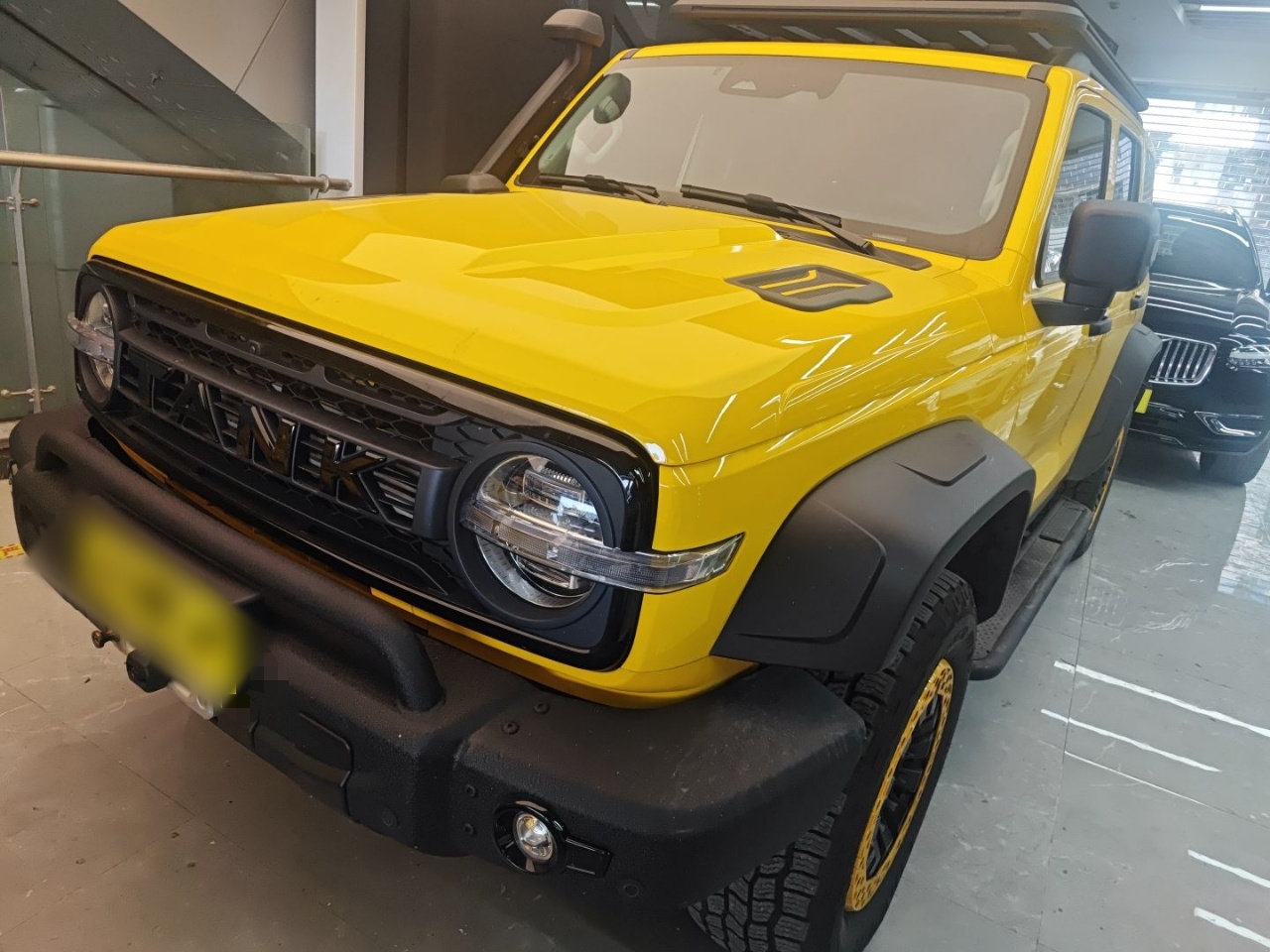 تحت مقدمة السيارة