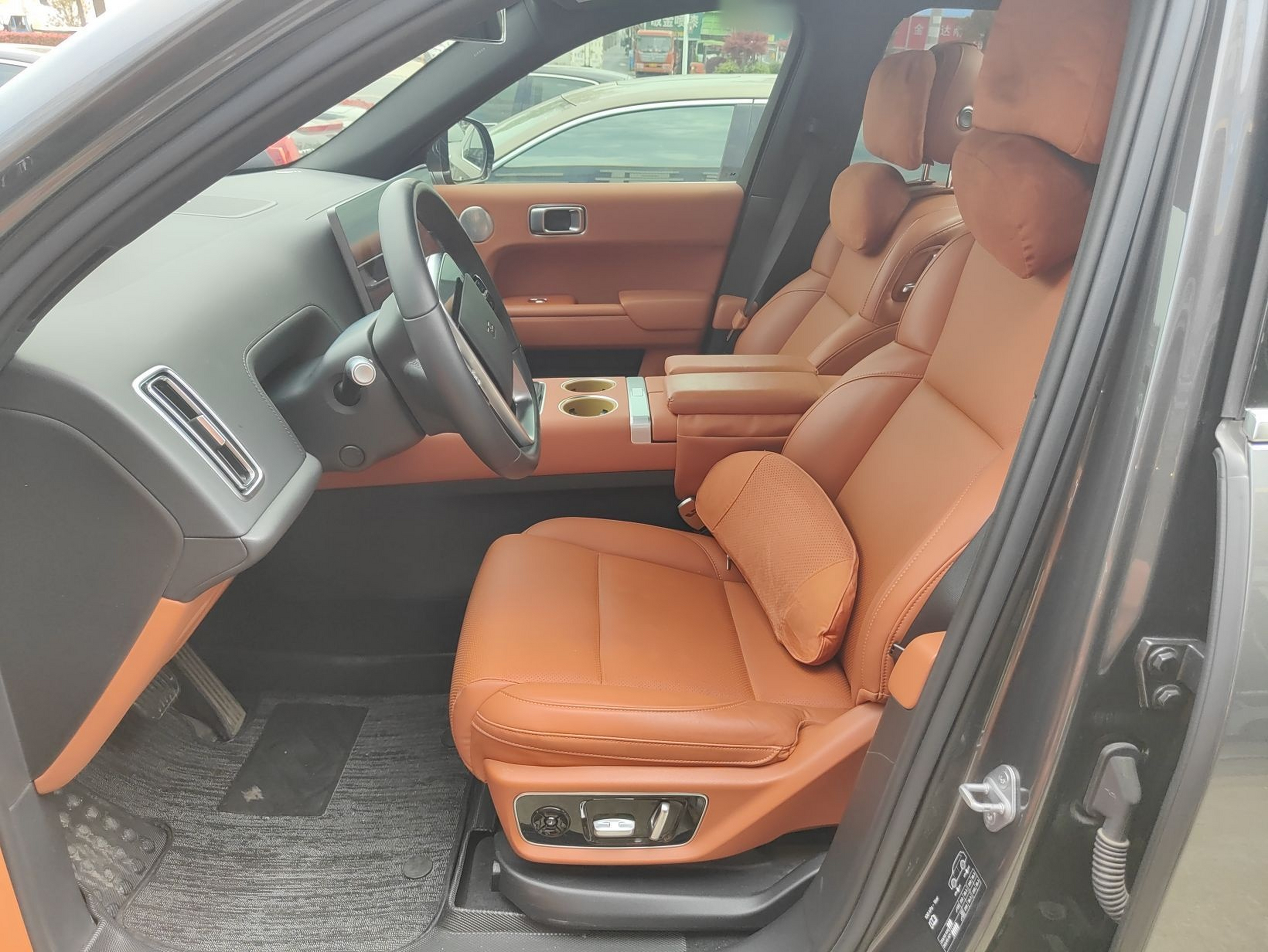 Переднее сиденье в автомобиле