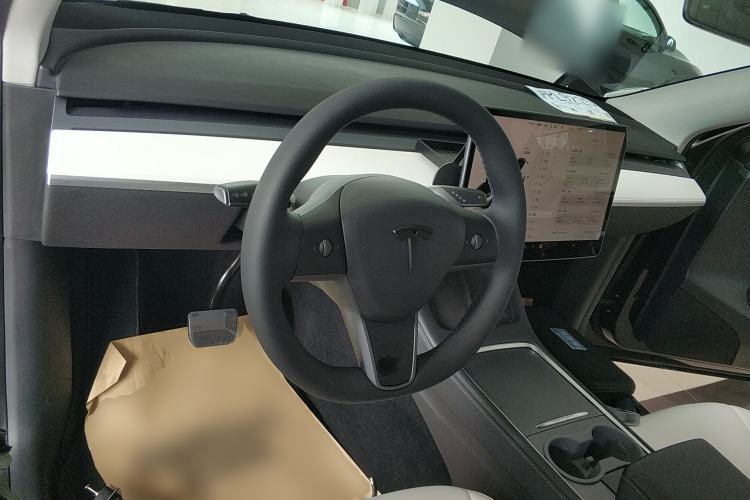 Used Tesla Model Y 2022 Long-Range All-Wheel-Drive Version
