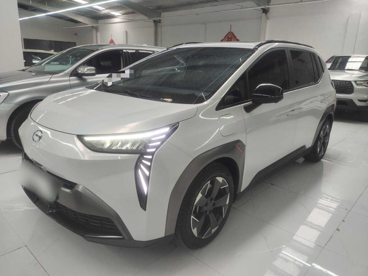 Под передней частью автомобиля