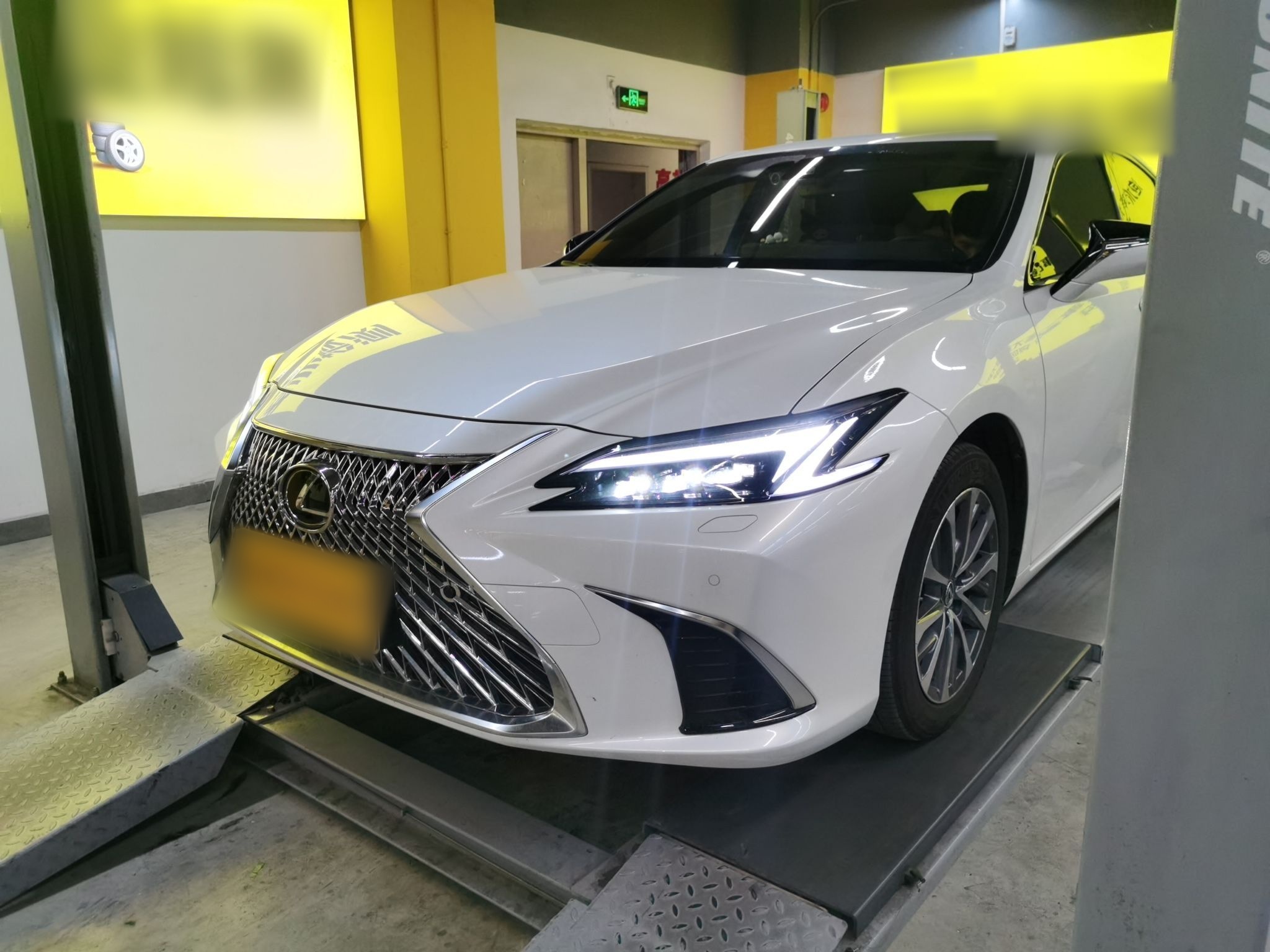 تحت مقدمة السيارة