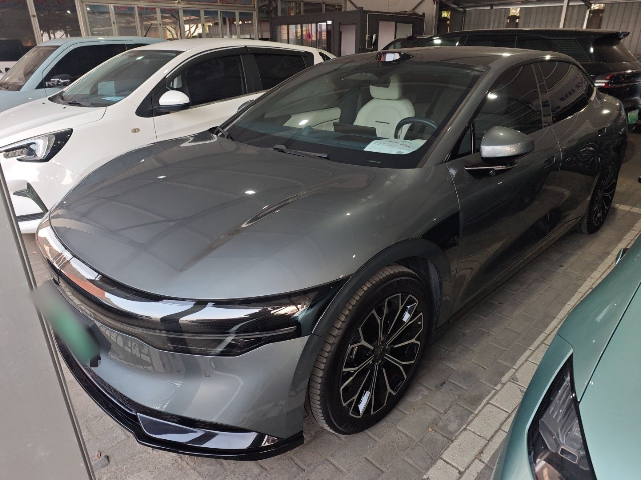 Под передней частью автомобиля