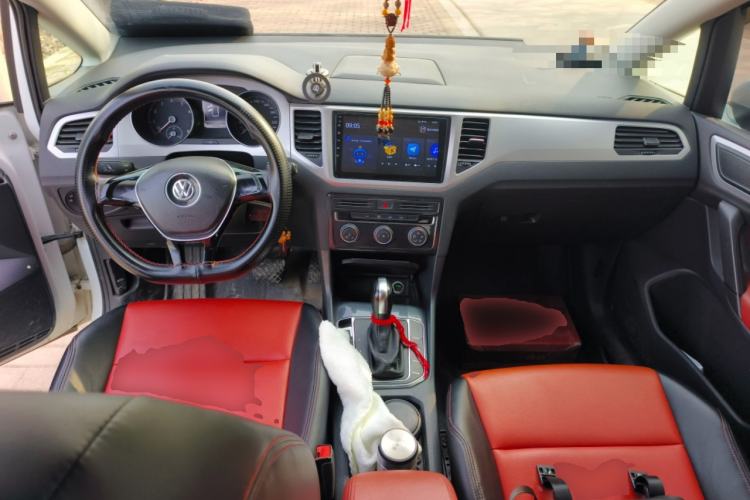 Used Volkswagen Golf Sportsvan 2019 200TSI Automatic C-HR Pure Version China VI Standard Center Console