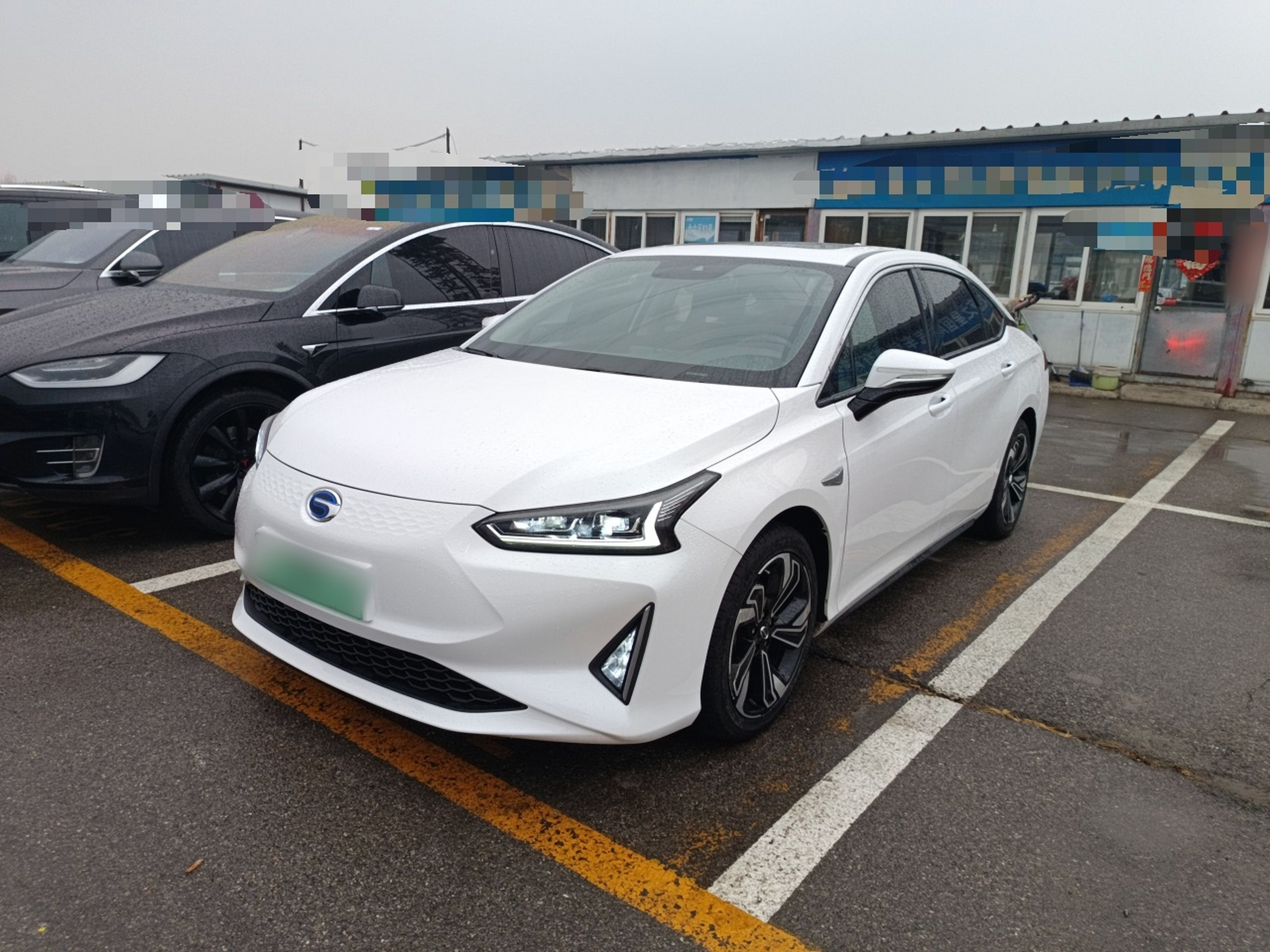 Под передней частью автомобиля