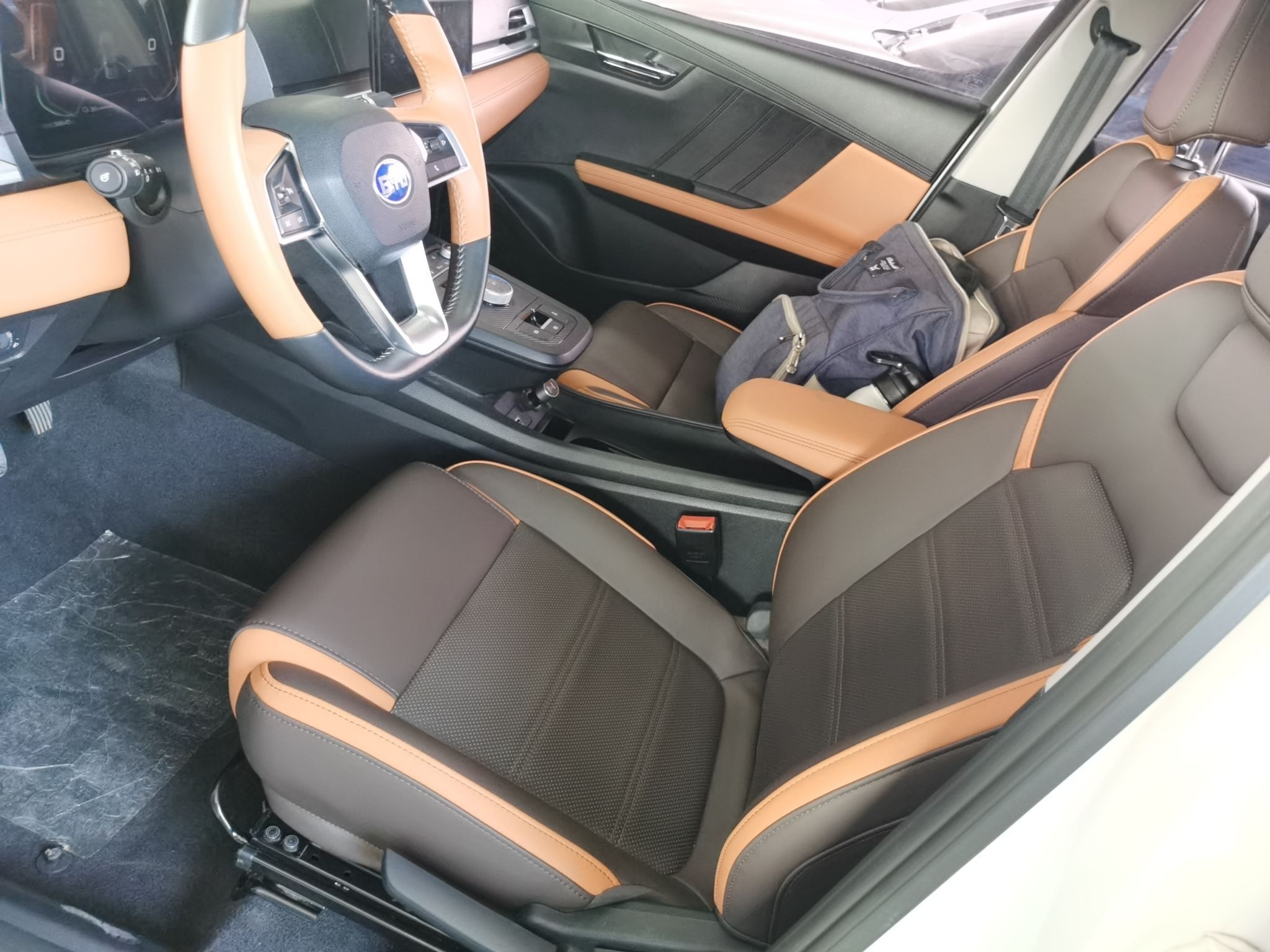 المقاعد الأمامية داخل السيارة