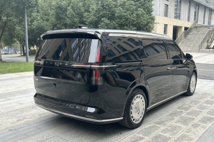 Used Volvo EM90 2025 Ultra Six-Seater