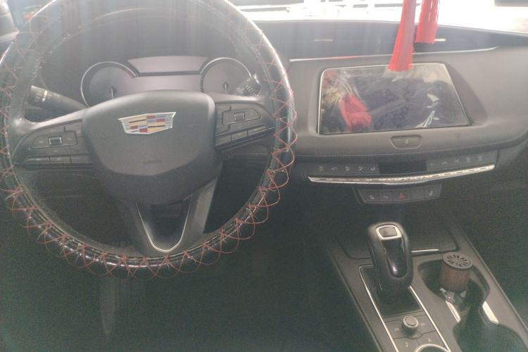 Used Cadillac XT4 2018 28T Two-Wheel Drive Leading Version Center Console