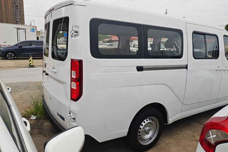 Used Wuling Yangguang 2024 300KM Comfort Version Passenger Van 75kW