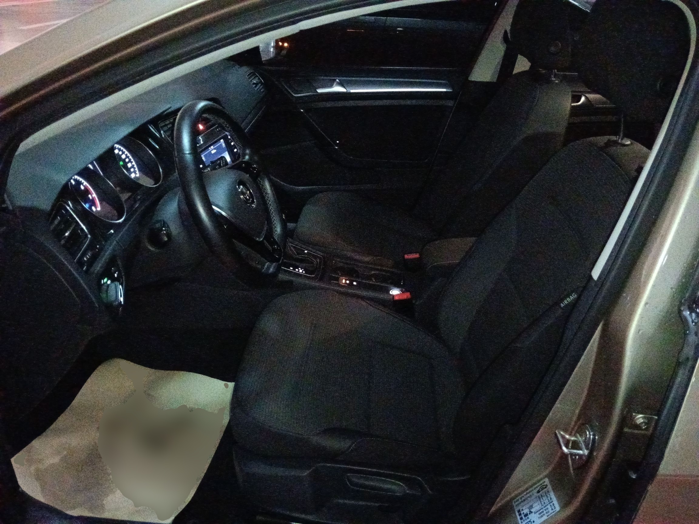 المقاعد الأمامية داخل السيارة