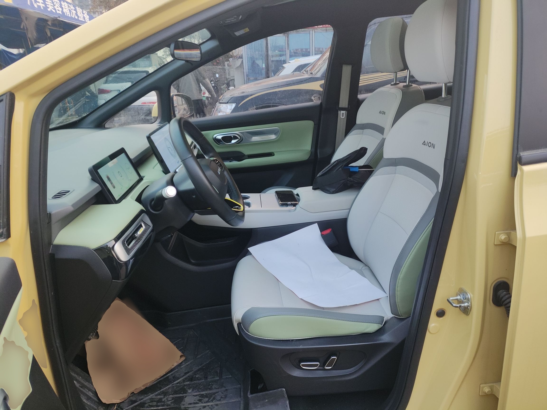 المقاعد الأمامية داخل السيارة