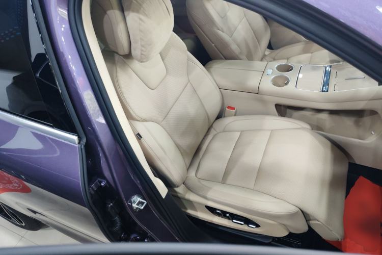 Used Hima AITO M5 2025 Extended-Range Ultra All-Wheel-Drive Version Right Front Seat