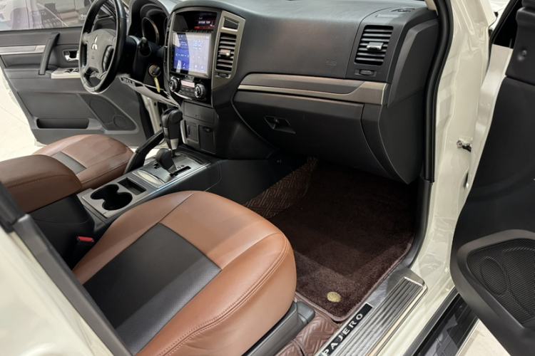 Used Mitsubishi Pajero  Interior 8