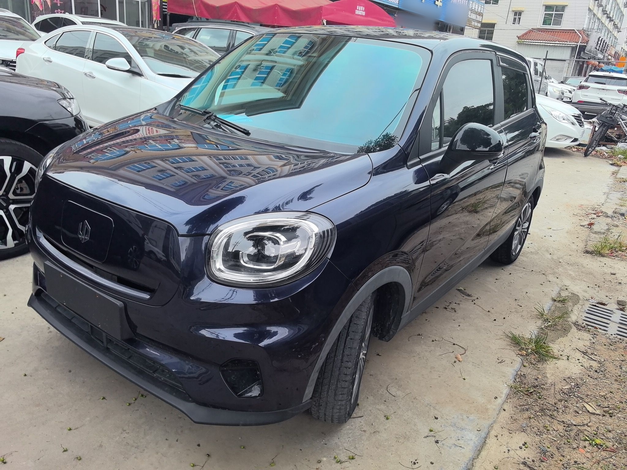 Под передней частью автомобиля