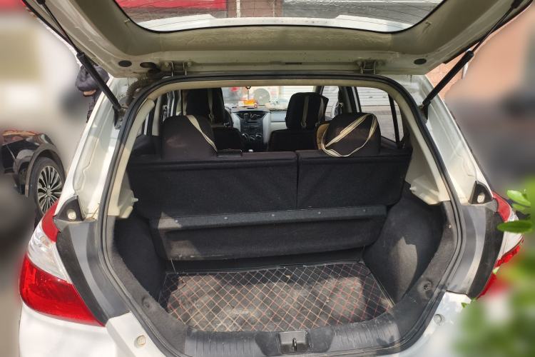 Used Venucia R50 2015 1.6L Manual Fashion Edition Trunk