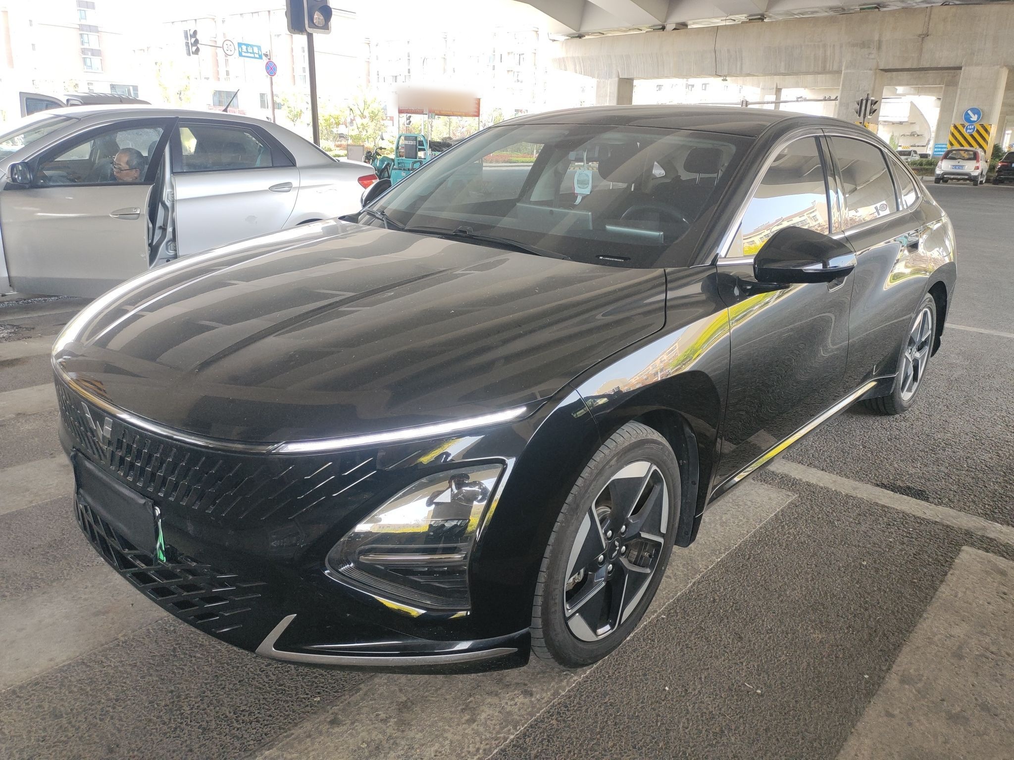 Под передней частью автомобиля