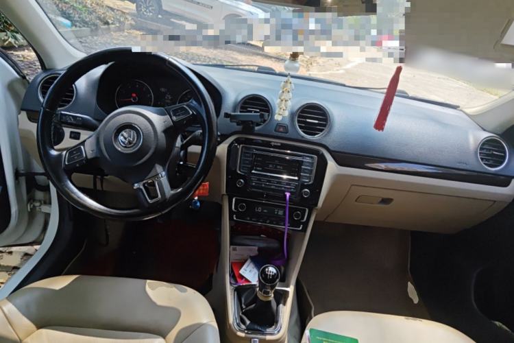 Used Volkswagen Jetta 2013 1.6L Manual Comfort Model Center Console
