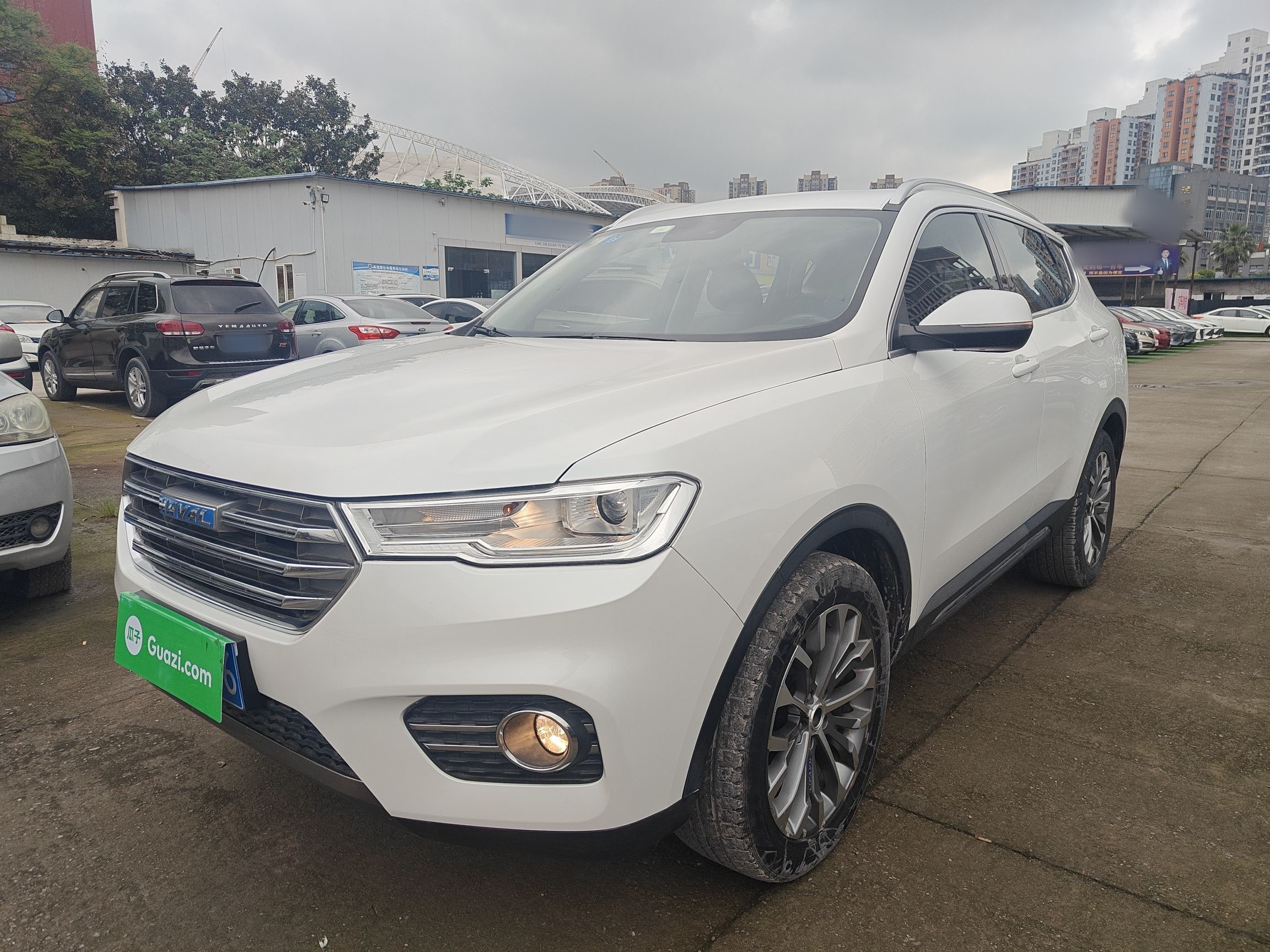 Под передней частью автомобиля