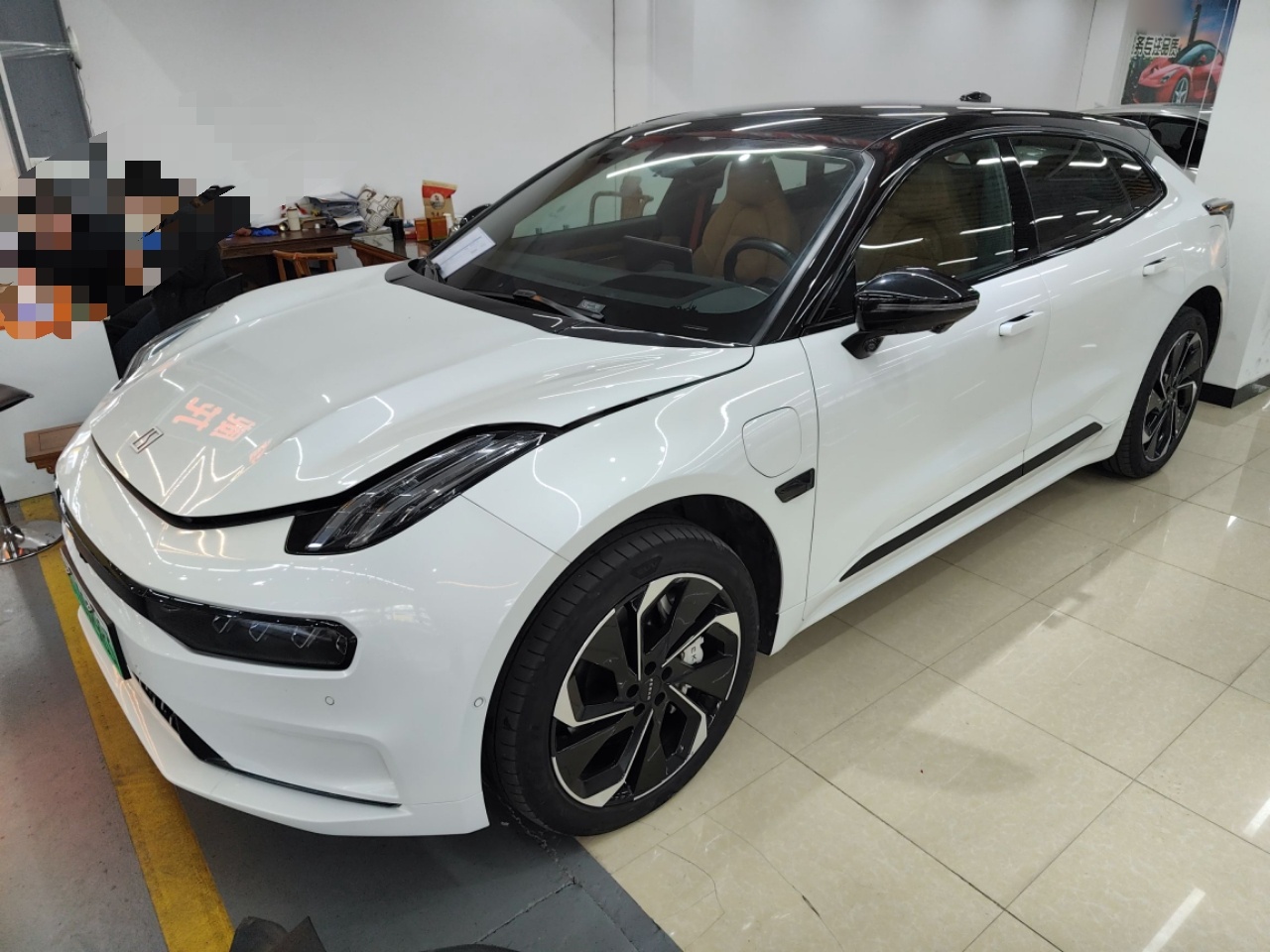 تحت مقدمة السيارة