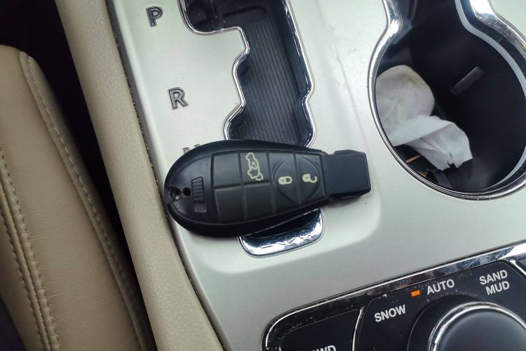 Used Jeep Grand Cherokee 2011 Revised 3.6L Luxury Navigation Edition Interior 1