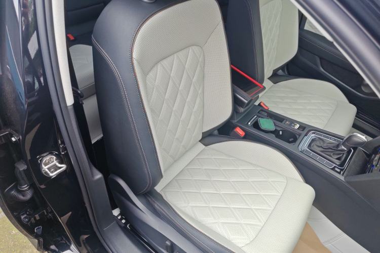 Used Volkswagen Magotan 2024 2 Million Units Zhongxiang Version 330TSI DSG Luxury Edition
