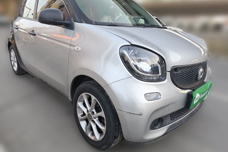 Used smart forfour 2018 1.0L 52 kW Dynamic Edition Front Right 45 Deg