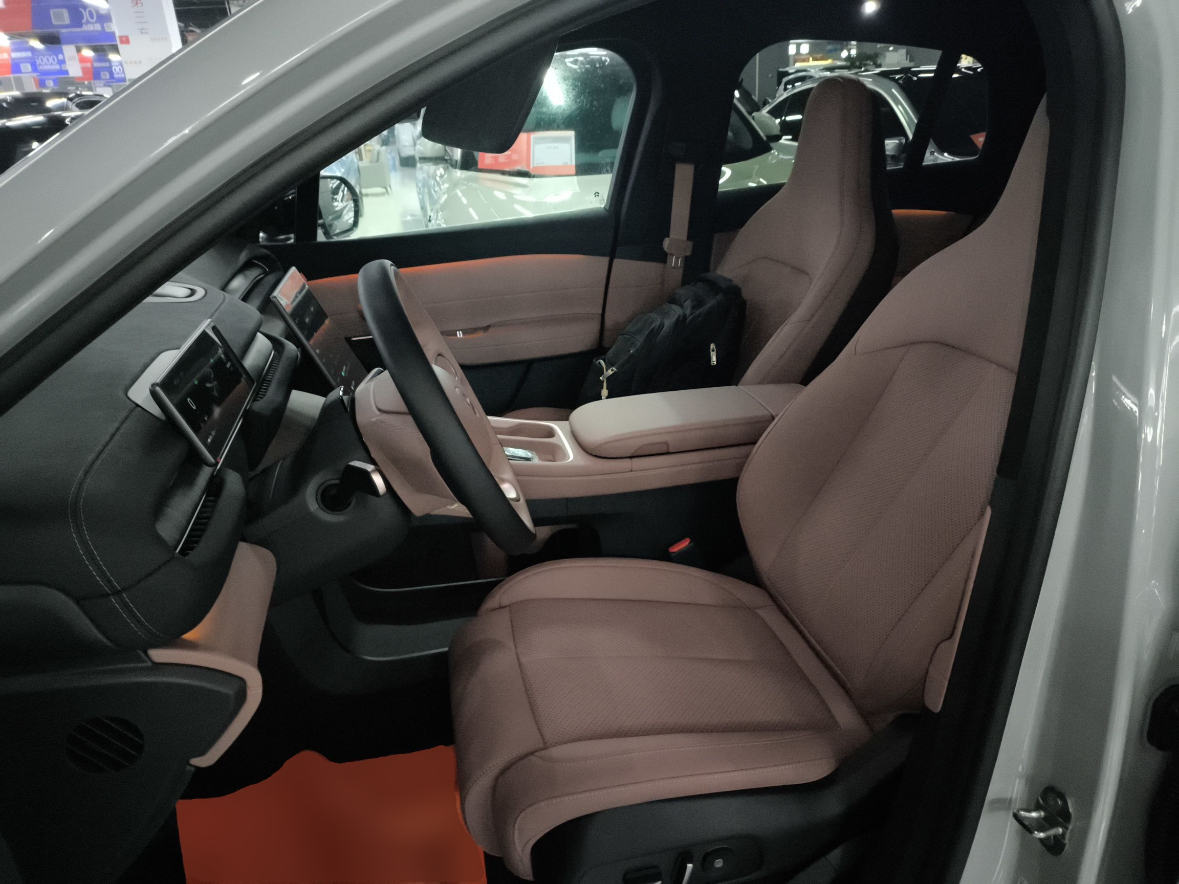 المقاعد الأمامية داخل السيارة