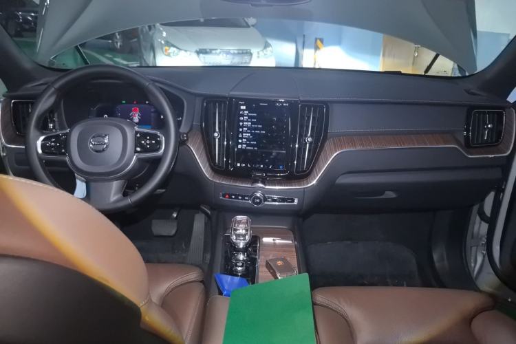Used Volvo XC60 New Energy 2023 T8 Plug-in Hybrid Long-Range All-Wheel Drive Smart & Luxurious Enjoyment Edition Center Console