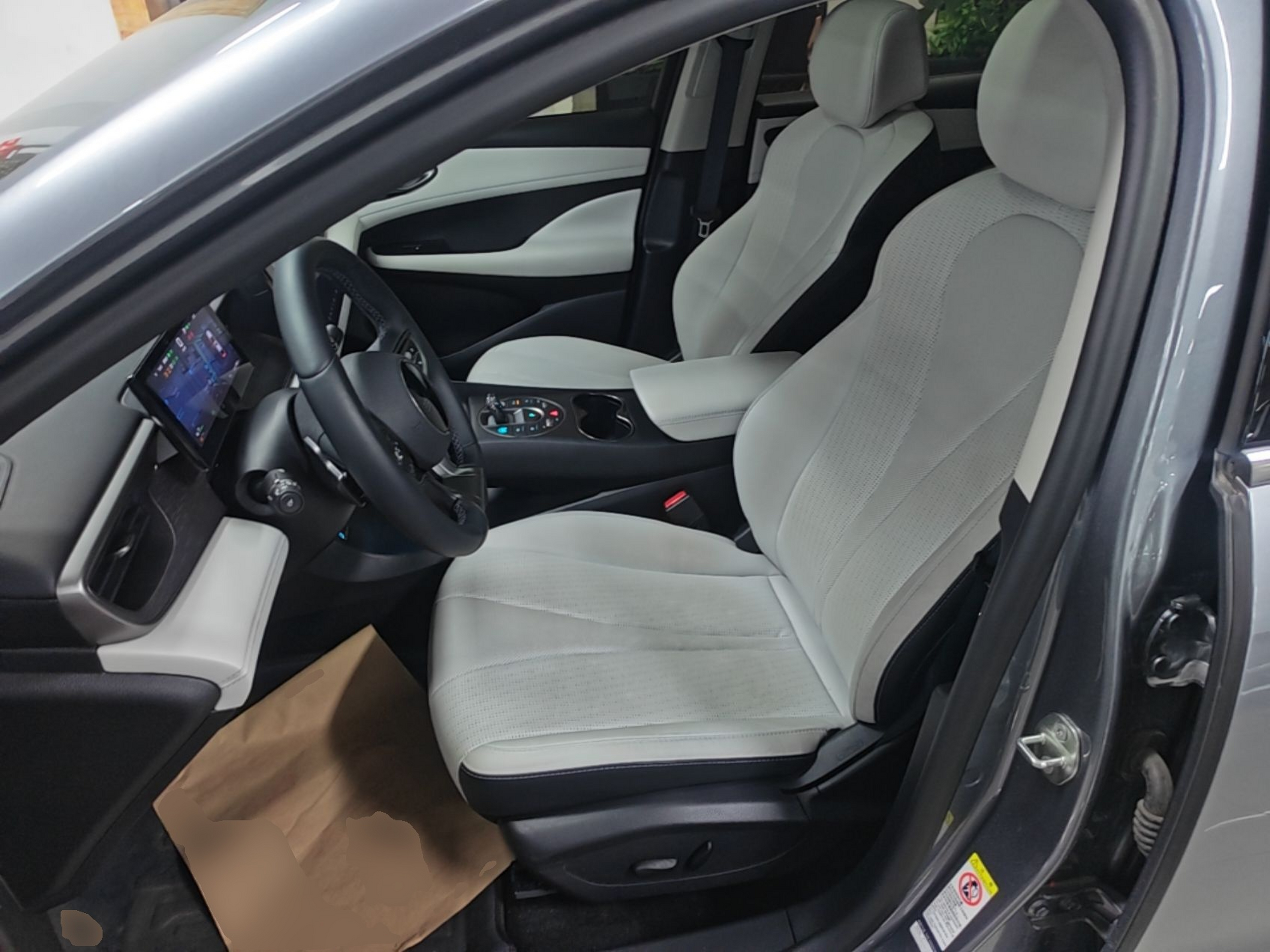 Переднее сиденье в автомобиле