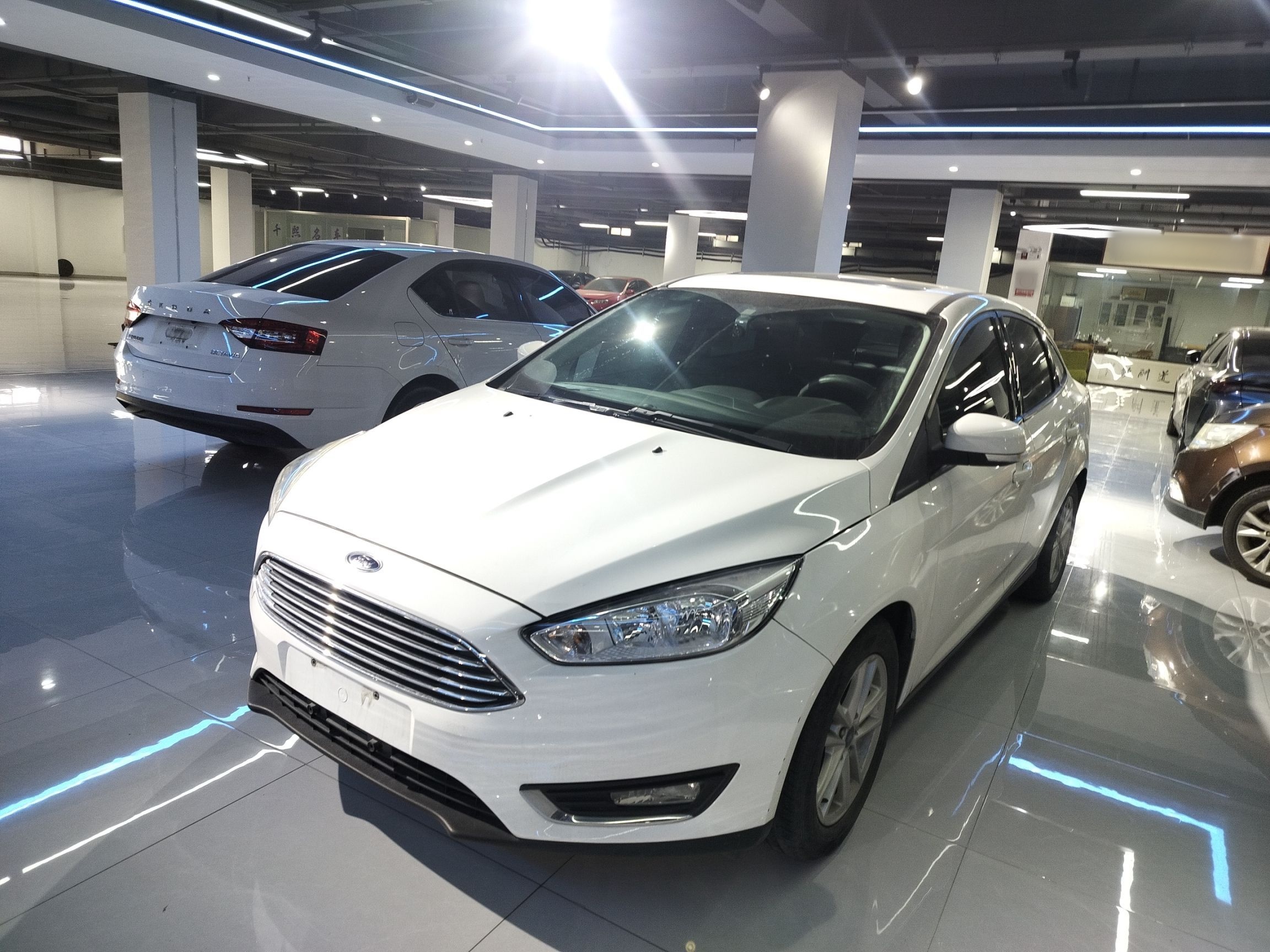 Под передней частью автомобиля