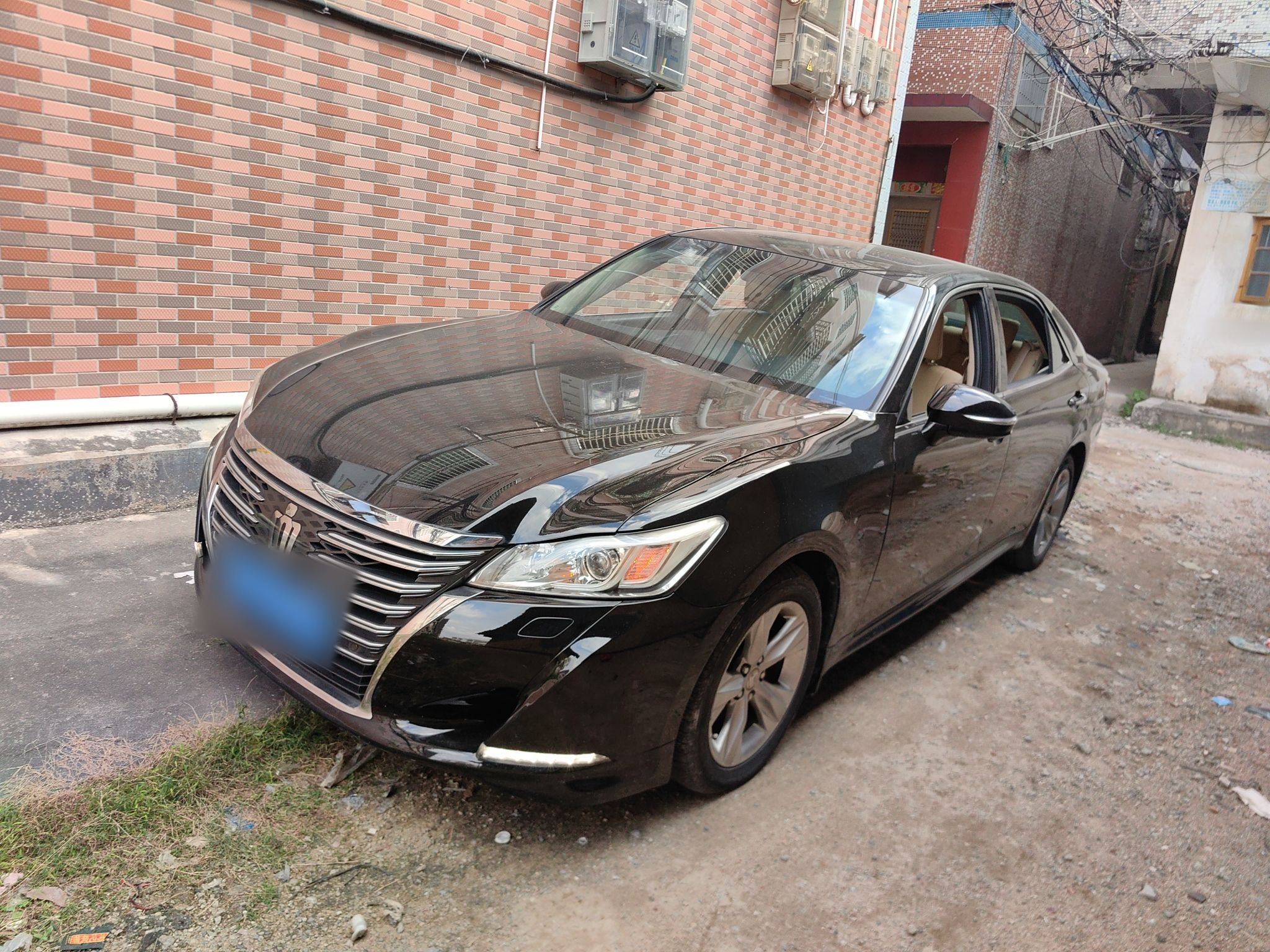 Под передней частью автомобиля