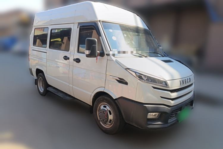 Used Iveco Daily 2023 2.5T A35M1 Multi-Purpose Passenger Vehicle Short Wheelbase Mid-Roof Design Dual Side Sliding Doors Automatic Transmission
