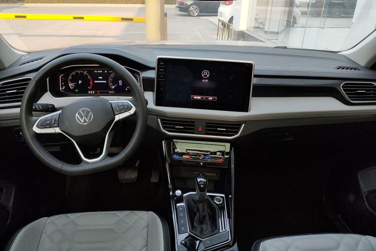 Used Volkswagen Tayron 2023 300TSI Two-Wheel-Drive Luxury Plus Advanced Edition Center Console