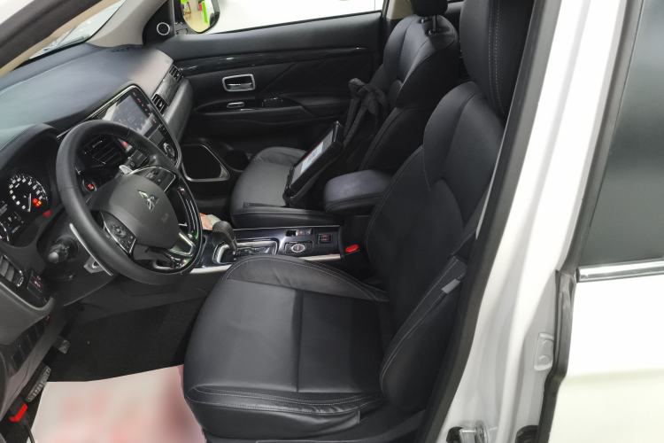 Used Mitsubishi Outlander 2019 2.4L 4x4 Zhi Xiang Edition 7 Seats China V Emission Standard