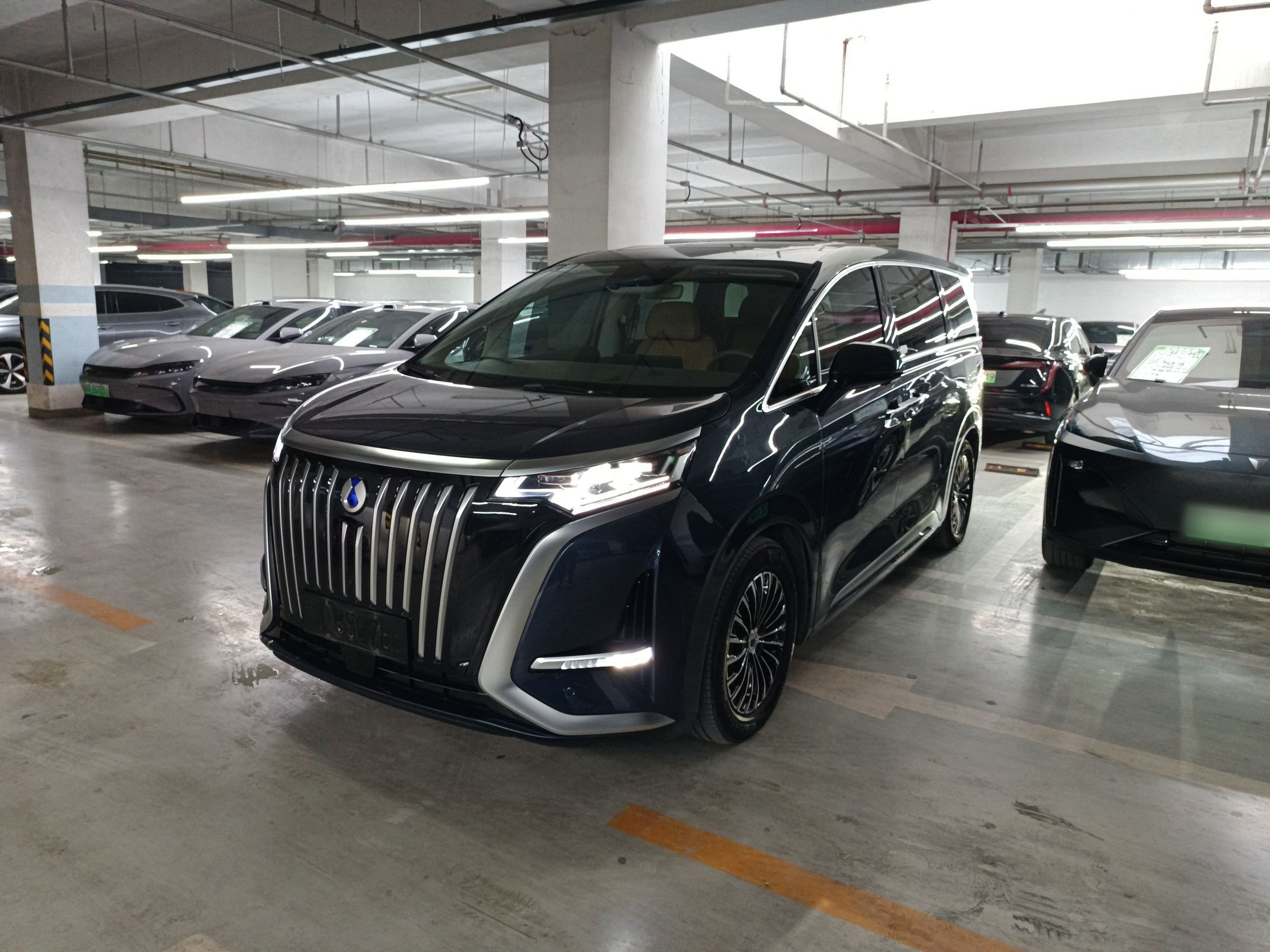 Под передней частью автомобиля