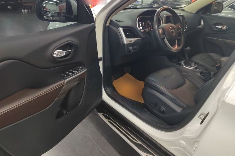 Used Jeep Cherokee 2016 2.4L Leading Edition
