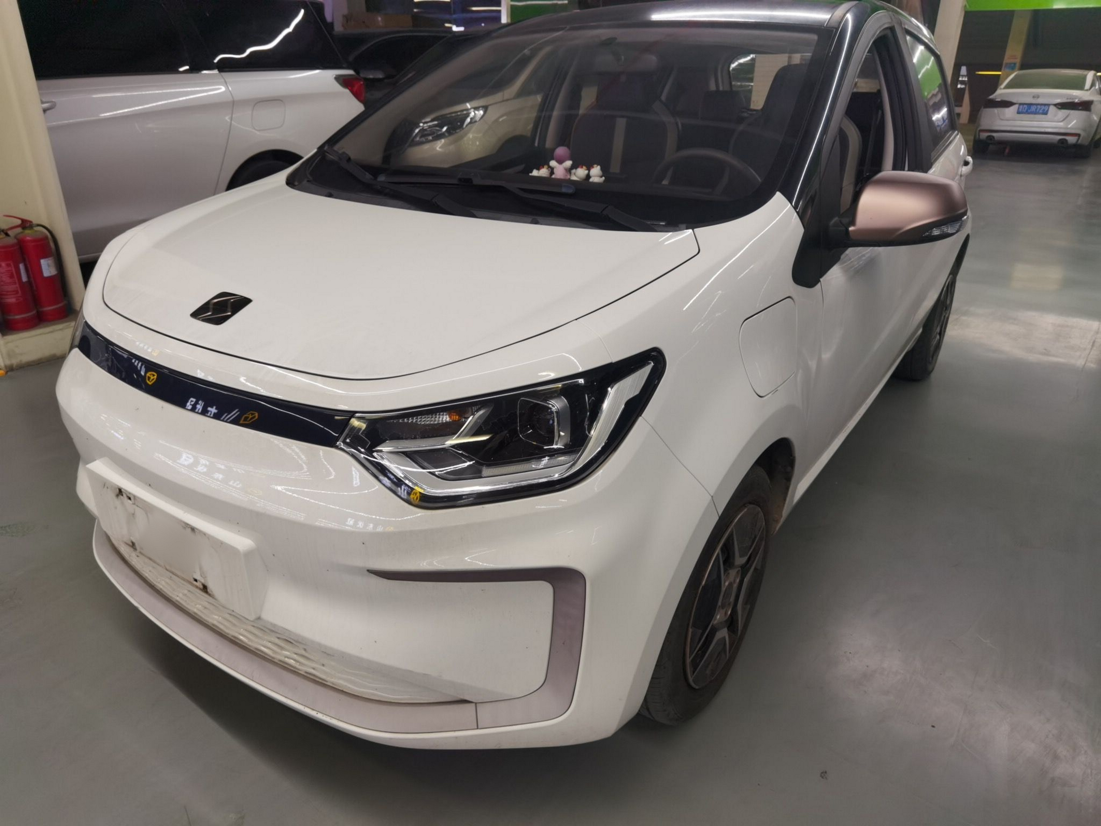 تحت مقدمة السيارة