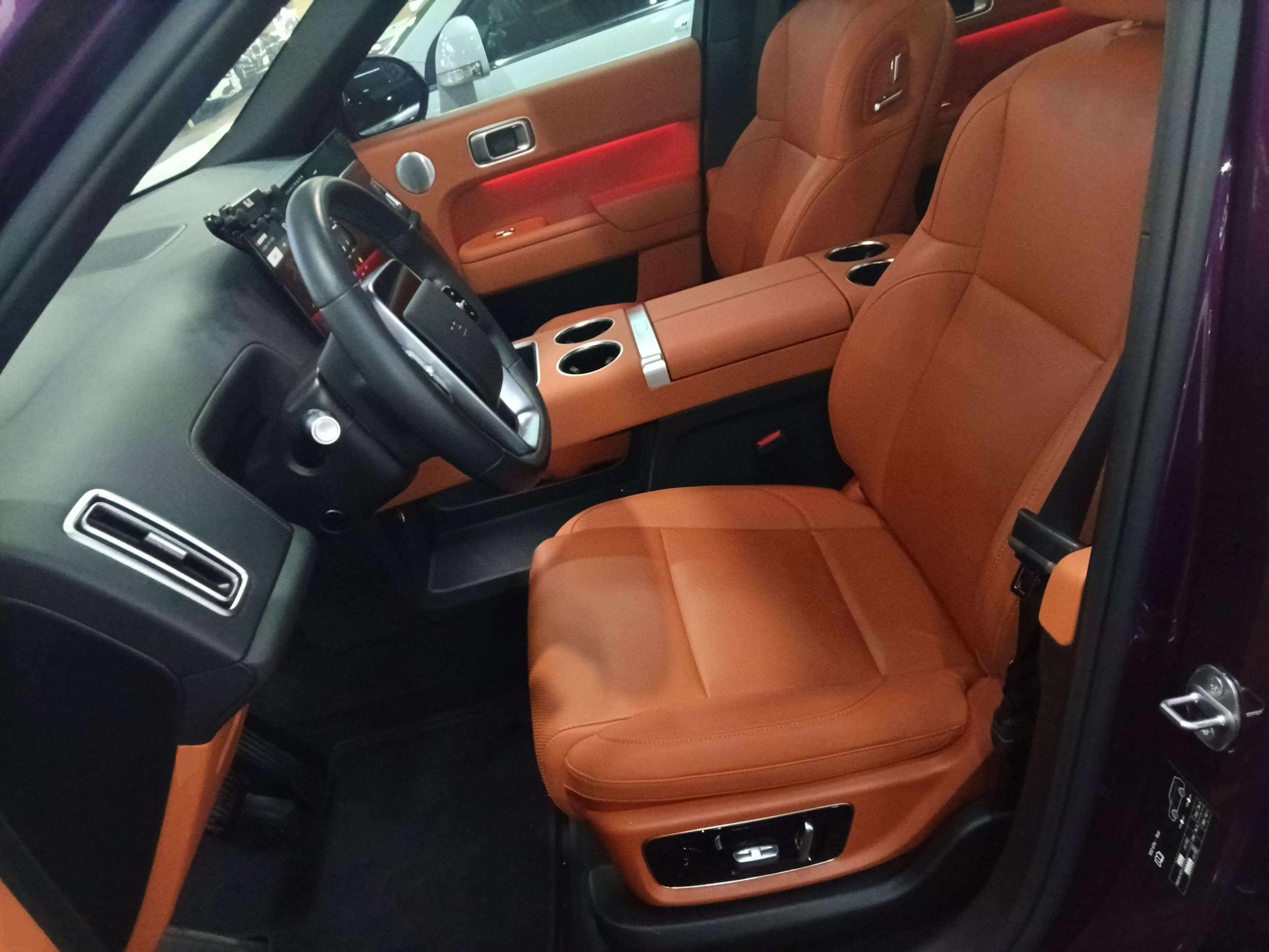 المقاعد الأمامية داخل السيارة