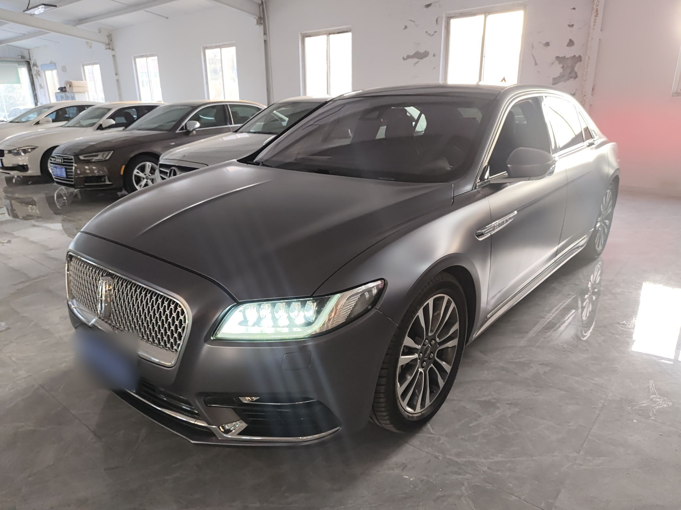 تحت مقدمة السيارة