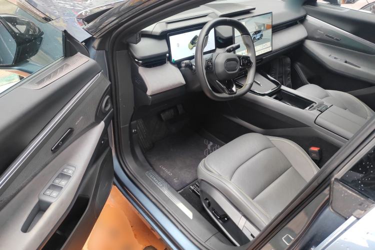 Used Lynk & Co 08 EM-P 2025 220 km All-Wheel-Drive Performance Halo