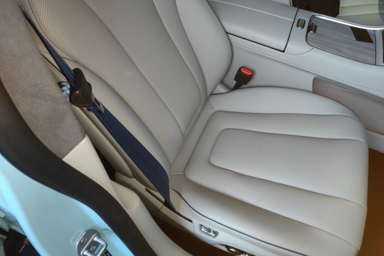 Used Hima Luxeed S7 2025 705 km Max Right Front Seat