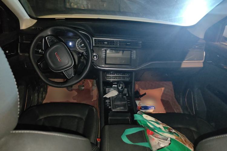 Used Sinotruk VGV U70 2021 1.5T Manual Enjoy Edition 7-Seater Center Console