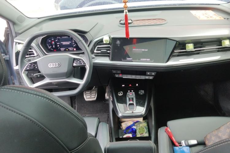 Used Audi Q4 e-tron 2023 50 e-tron quattro Visionary Edition Center Console